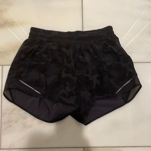 Lululemon black camo hottie hot 4” size 8